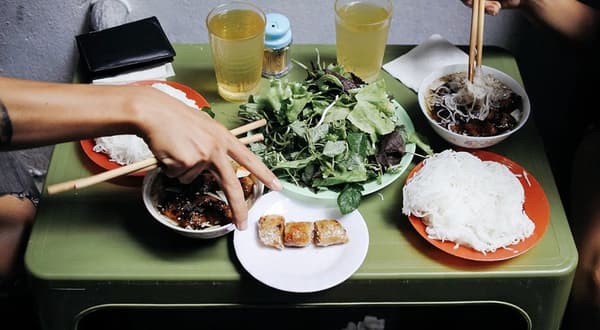 Hanoi: 7 Tastings Street Food Tour with Train Street 4