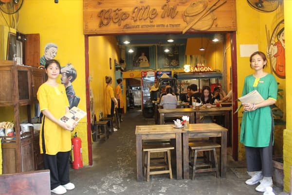 Saigon Michelin Street Food Tour with Female Riders 3
