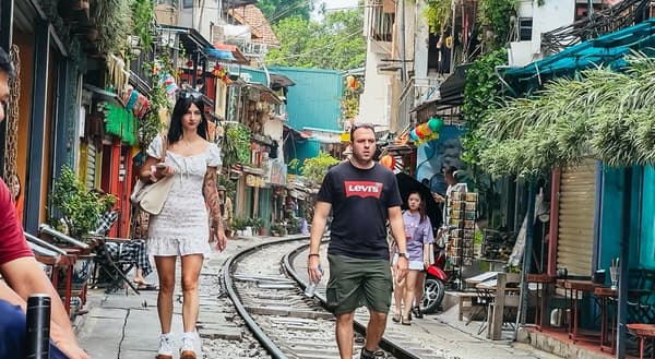 Hanoi: Guided Food Tour with Visit to Train Street 2