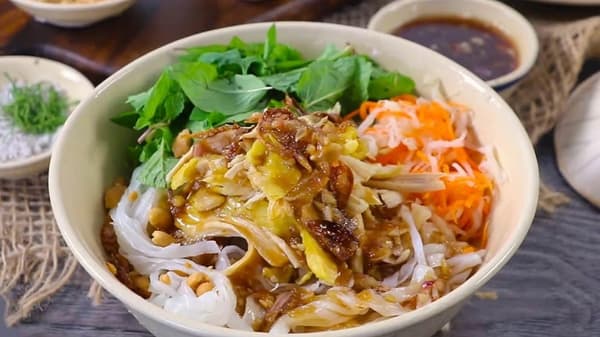 Hanoi: Guided Food Tour with Visit to Train Street 3