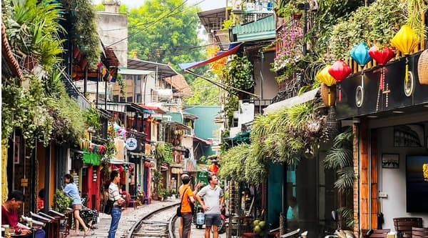 Hanoi: Guided Food Tour with Visit to Train Street 5