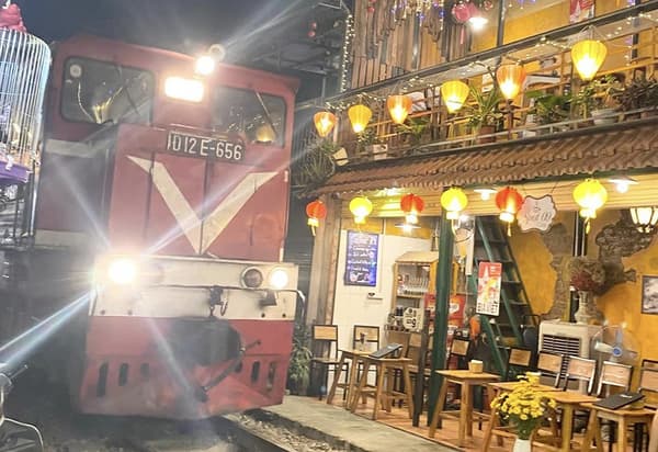 Hanoi: Guided Street Food Tour with Train Street Experience 3