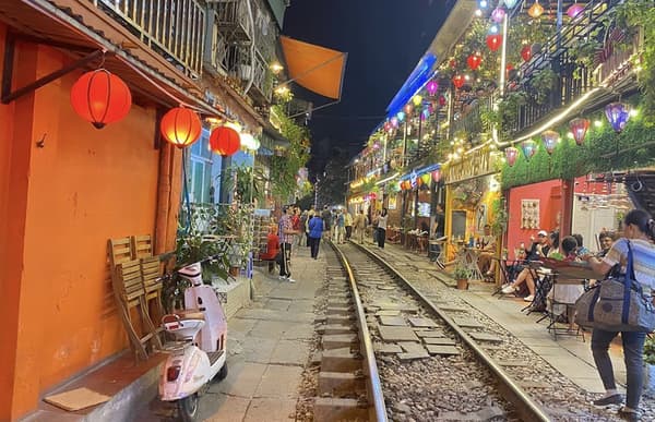 Hanoi: Guided Street Food Tour with Train Street Experience 4