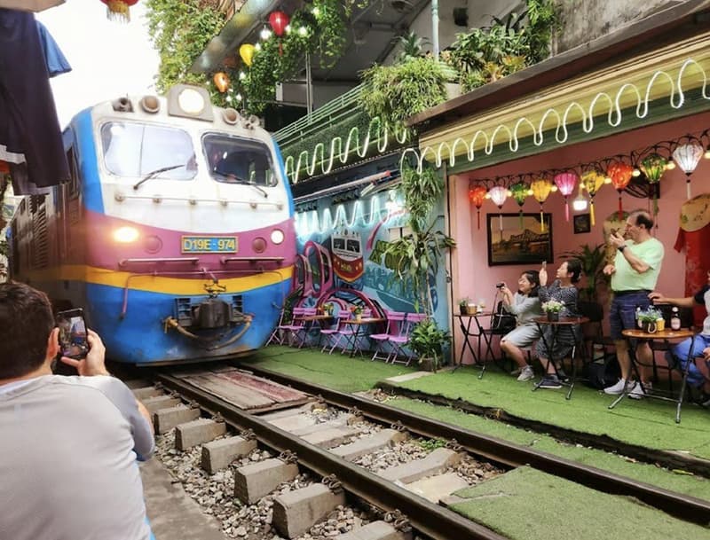 Hanoi: Street Food Tour with Train Street & Hidden Alleyways