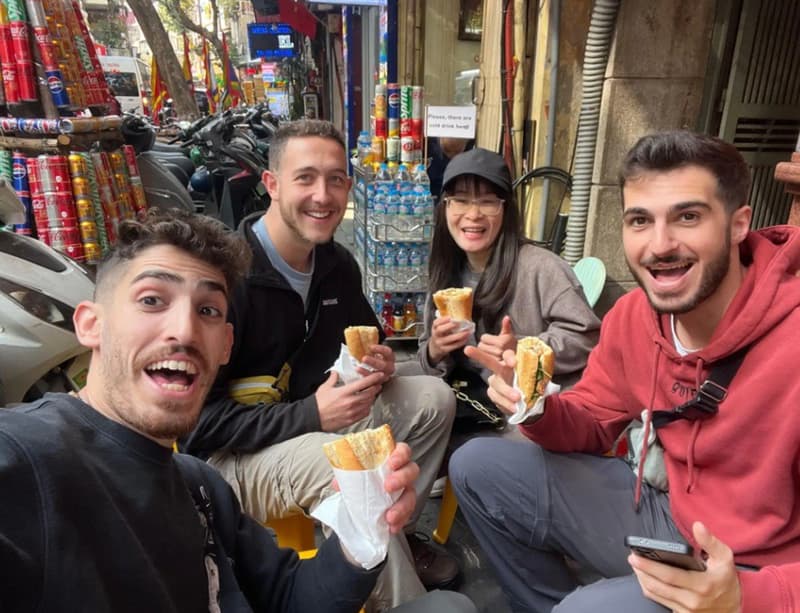 Hanoi: Guided Street Food Tour with Train Street Experience